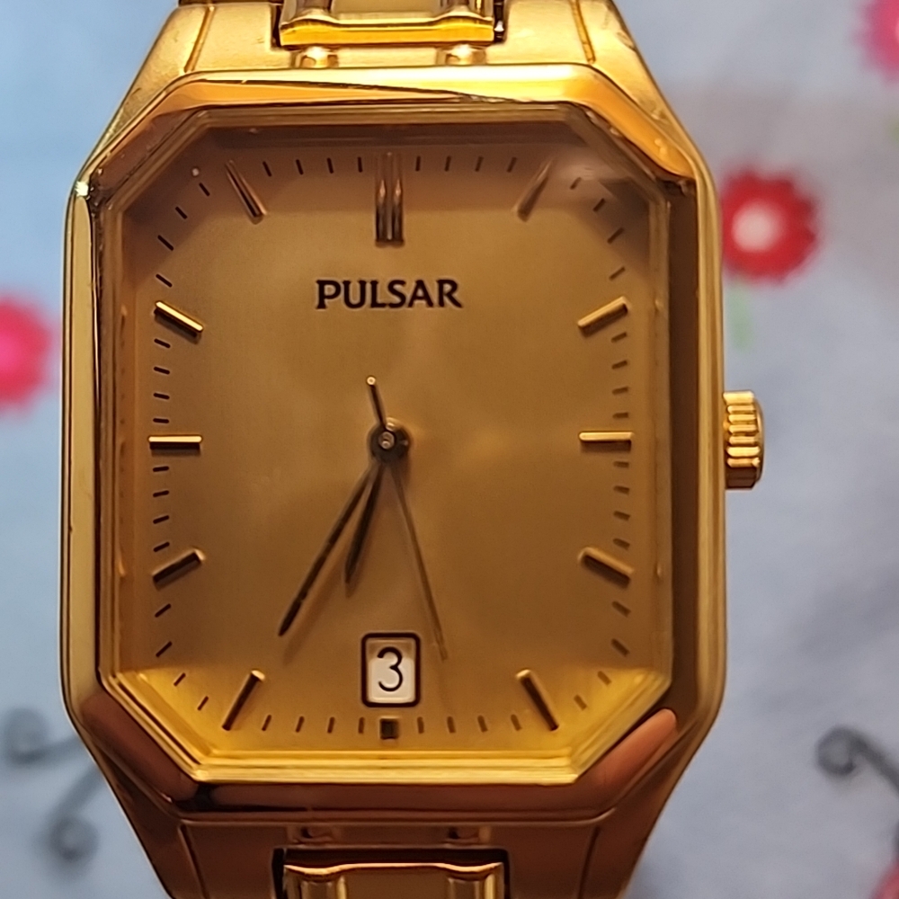 Pulsar Gold Rectangular Watch - Picture 2 of 8
